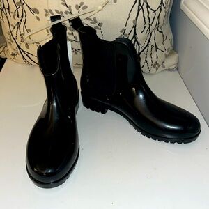 NWT Nicole Miller Black patent leather and rubber ankle rain boots